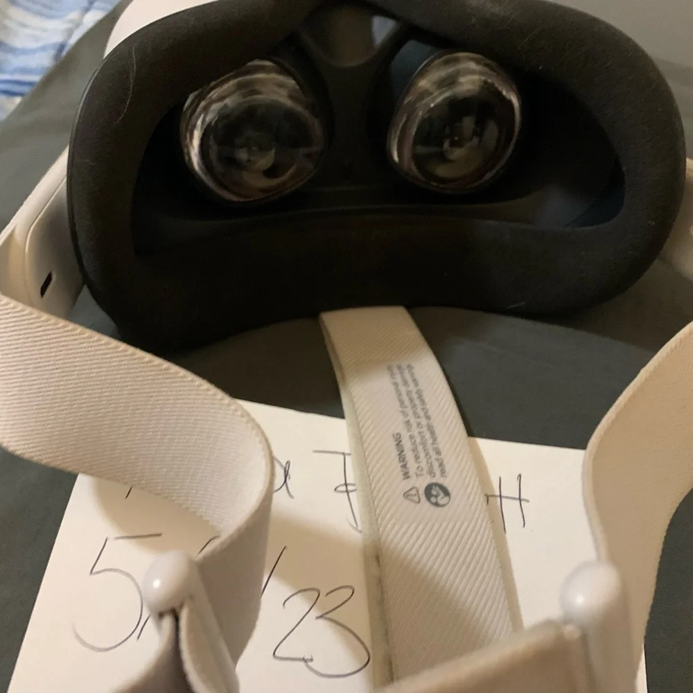 Oculus Quest 2 w controller and charger